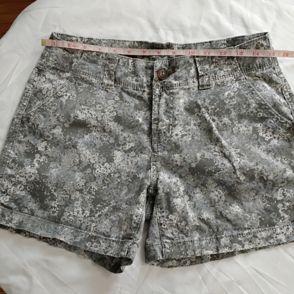 Maurices Gray Camouflage Women's Shorts Size 5/6 - Picture 4 of 8